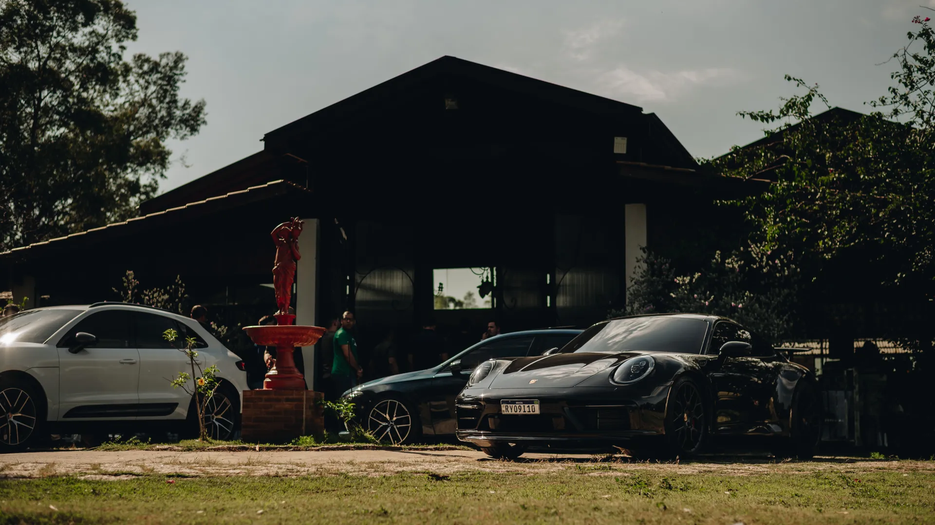Carros na entrada da primeira edição do Conversão Master Day